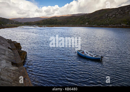 Beiboot und Schlauchboot auf dem Loch Toscaig. Kopf in nördlicher Wind. Am Pier in Toscaig Stockfoto