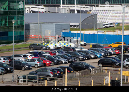 Essex Fahrzeuge der Polizei unter anderem Autos am Flughafen Stansted Airport, Stansted Mountfitchet, Essex, England geparkt Stockfoto