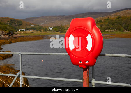 Beiboot und Rettungsring auf dem Loch Toscaig. Süd-ost am Pier in Toscaig Stockfoto