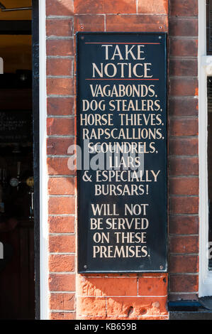 Lustige Zeichen auf einem Public House in Canterbury, Kent. Stockfoto