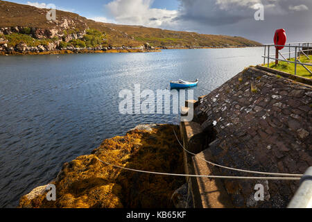 Beiboot und Rettungsring auf dem Loch Toscaig. Süd-ost am Pier in Toscaig Stockfoto