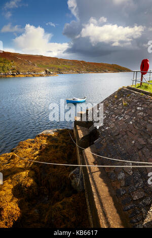 Beiboot und Rettungsring auf dem Loch Toscaig. Süd-ost am Pier in Toscaig Stockfoto