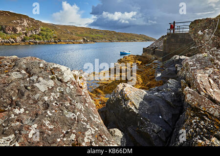 Beiboot und Rettungsring auf dem Loch Toscaig. Süd-ost am Pier in Toscaig Stockfoto