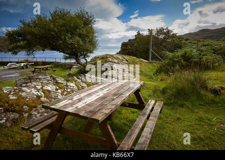 Blick nach Süden über Picknick Tisch und Bänke und Loch Toscaig. Süd-ost am Pier in Toscaig Stockfoto