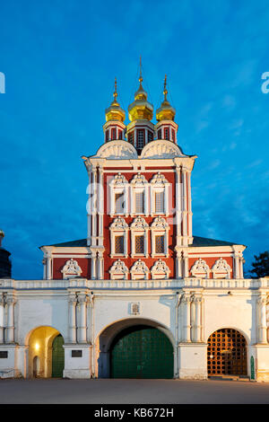 Eingangstor des Neujungfrauenklosters. Moskau, Russland. Stockfoto