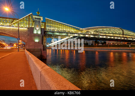 Bogdana Khmelnitskogo Brücke über den Fluss Moskwa leuchtet in der Dämmerung. Moskau, Russland. Stockfoto