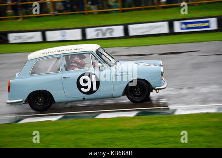 Austin A40 im Besitz von Simon Blackley, gefahren von Matt Neal in der St Mary's Trophy beim Goodwood Revival 2017 Stockfoto