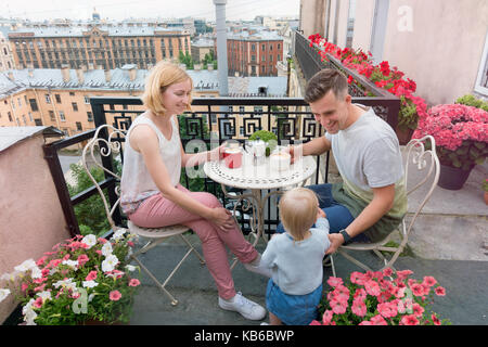 Happy Family Kaffee auf dem Balkon Stockfoto