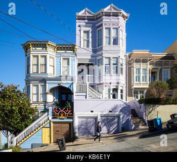 Ein Mädchen geht bis Sanchez Street (beachten Sie viktorianische Italianate Architektur) im Castro District von San Francisco, Kalifornien. Stockfoto