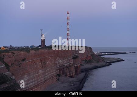 Helgoland der Häuser mit Leuchtturm und Sendemast auf dem Hochland weit über der Nordsee, 2 Mai 2015 | Verwendung weltweit Stockfoto