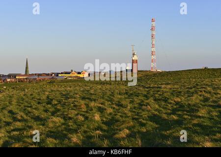 Helgoland's Green Hochland mit Gebäude und Häuser von der Siedlung und der Leuchtturm neben dem Sendemast, 2 Mai 2015 | Verwendung weltweit Stockfoto