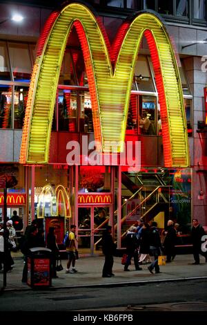 McDonald's Fast Food Restaurant am Times Square in Manhattan mit riesigen leuchtenden Neonlichtern, im November 2008. | Verwendung weltweit Stockfoto