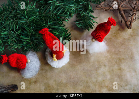 Die Gemeinkosten der rustikale Geschenke mit Herz Form und grünen Bändern, elf auf abstrakten Hintergrund. Kopieren Sie Platz. Gegenstand gegen weiche Fenster Beleuchtung erfasst. Stockfoto