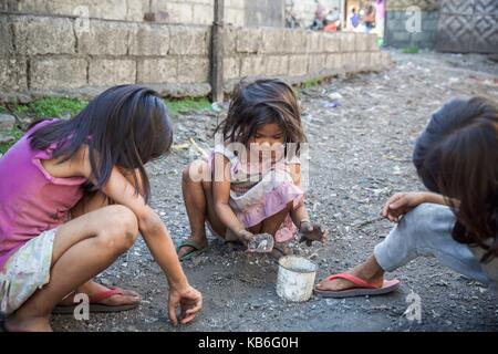 Cebu City ist eine Metropole mit unzähligen Slums, Straßenkinder, ganze Familien, die auf der Strasse leben, Friedhöfe oder Müllhalden. Gerade die deutschen Ärzte kommen regelmäßig und medizinische Hilfe leisten. April 2016 | Verwendung weltweit Stockfoto