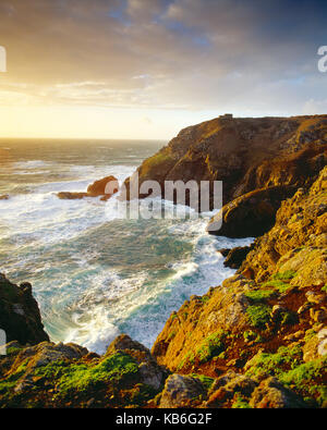 Kanal Inseln. Guernsey. Pleinmont Point Cliffs bei Sonnenuntergang. Stockfoto