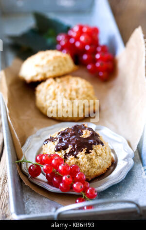 Coconut Cookies platziert auf einem silbernen Tablett und Fach hausgemacht. Mit cups eingerichtet Stockfoto