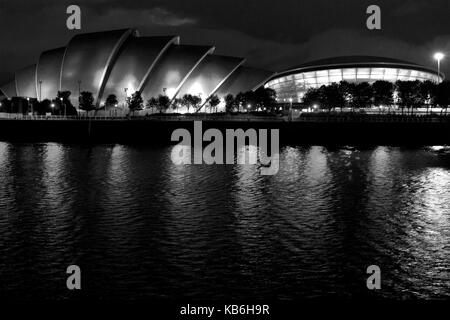 Clyde Auditorium (SEK Armadillo) und die SSE-Hydro, Glasgow, Schottland, über Nacht im Sommer Stockfoto