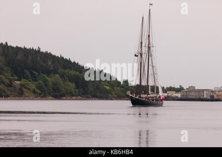 Die Bluenose II trifft in seinen Heimathafen von Lunenburg, Nova Scotia am 30. August 2017. Von Smith und Rhuland es gebaut wurde, das Original zu entsprechen. Stockfoto