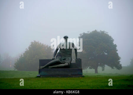 Henry Moore drapiert sitzende Frau auf ihren letzten Tag in Yorkshire Sculpture Park, West Yorkshire, UK. Stockfoto