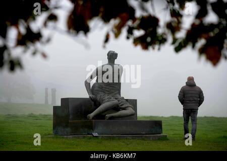 Henry Moore's Drapiert sitzende Frau auf ihren letzten Tag in Yorkshire Sculpture Park, West Yorkshire, UK. Stockfoto