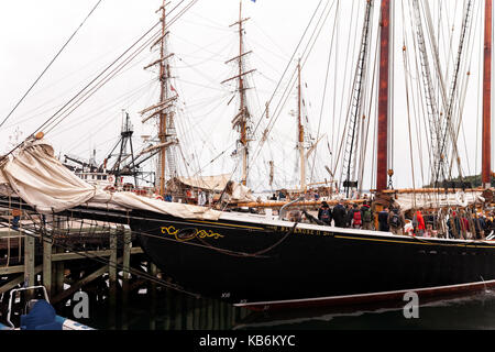 Die Bluenose II trifft in seinen Heimathafen von Lunenburg, Nova Scotia am 30. August 2017. Von Smith und Rhuland es gebaut wurde, das Original zu entsprechen. Stockfoto