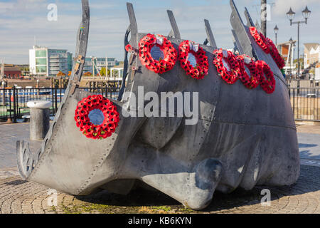 Denkmal für Matrose der Handelsmarine, die ihr Leben während der Weltkriege i und ii, Cardiff Bay, Wales, Großbritannien Stockfoto