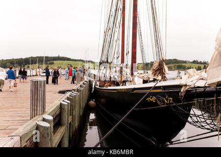 Die Bluenose II trifft in seinen Heimathafen von Lunenburg, Nova Scotia am 30. August 2017. Von Smith und Rhuland es gebaut wurde, das Original zu entsprechen. Stockfoto