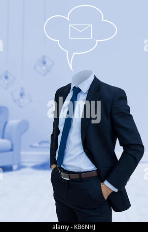 Headless Geschäftsmann mit Händen in den Taschen gegen Vektor Bild von Mail Symbol auf Sprechblase Stockfoto