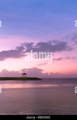 Bei Sonnenaufgang Strand von Sanur, Bali, Indonesien Stockfoto