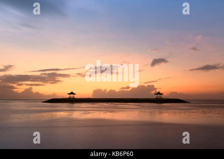 Bei Sonnenaufgang Strand von Sanur, Bali, Indonesien Stockfoto