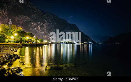 Panorama der beleuchteten Stadt Limone sul Garda, Italien. Reisen Hintergrund Stockfoto