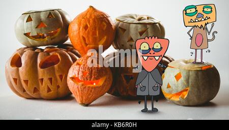 Digital composite von Cartoon Monster stehend mit Halloween Kürbisse Stockfoto