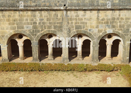 Thoronet Abtei ist eine ehemalige Zisterzienserabtei gebaut, erbaut im späten zwölften (1176-1200). Blick auf die arkaden von cloistrer Stockfoto