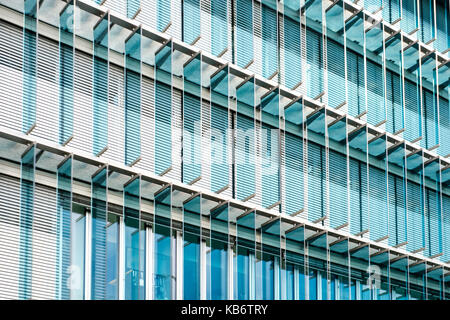 Moderne Glasfassade - Bürogebäude Hintergrund Stockfoto