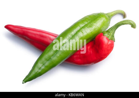 Rot oder Grün. Numex New Mexico Hatch Chile peppers gekreuzt, Ansicht von oben. Beschneidungspfade, Schatten getrennt Stockfoto