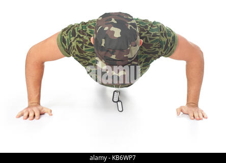 Junge Armee Soldat tun Push up auf weißem Hintergrund. Vorderansicht Stockfoto