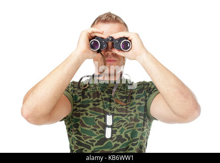 Junge Armee Soldat durch ein Fernglas auf weißem Hintergrund suchen Stockfoto