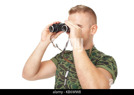 Junge Armee Soldat durch ein Fernglas auf weißem Hintergrund suchen Stockfoto