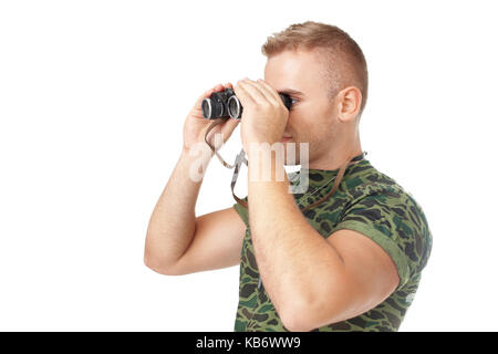 Junge Armee Soldat durch ein Fernglas auf weißem Hintergrund suchen Stockfoto