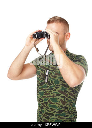 Junge Armee Soldat durch ein Fernglas auf weißem Hintergrund suchen Stockfoto