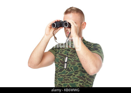 Junge Armee Soldat durch ein Fernglas auf weißem Hintergrund suchen Stockfoto