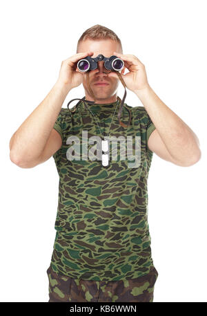 Junge Armee Soldat durch ein Fernglas auf weißem Hintergrund suchen Stockfoto