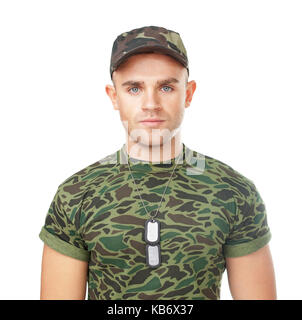 Porträt der jungen Armee Soldat mit militärischen ID-Tags auf weißem Hintergrund Stockfoto