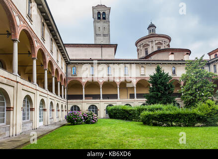 Mailand, Italien - 9. Juni 2016: Garten im Innenhof und Kolonnade des Museum für Wissenschaft und Technologie Leonardo Da Vinci in Mailand. Stockfoto