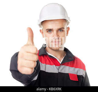 Portrait der junge lächelnde Techniker mit dem Daumen oben auf weißem Hintergrund Stockfoto