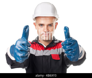 Portrait der junge lächelnde Arbeiter in Schutzhandschuhe Daumen oben auf weißem Hintergrund Stockfoto