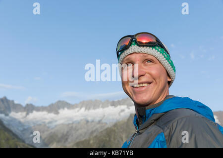 Portrait eines glücklichen jungen Mann in den Bergen der Schweiz Stockfoto