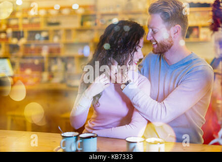 Romantisches Paar in Datum im Coffee Shop Stockfoto