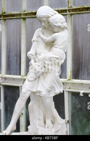 Statue, Trittsteine, die von William Hamo Thornycroft (C. 1878), in der Kibble Palace, botanischen Gärten, Glasgow, Schottland Stockfoto