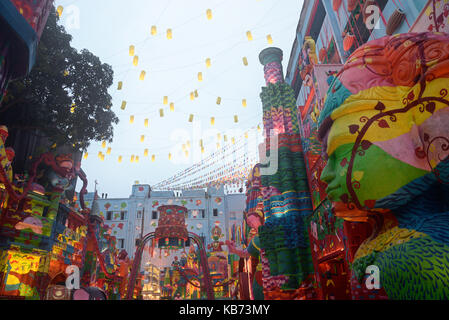 Ansicht der schön dekorierten Pandal oder temporäre Bühne Alipore Sarbojonin eine Gemeinschaft Puja anlässlich der Durga Puja Festival am 27. September 2017 in Kalkutta. (Foto durch Saikat Paul/Pacific Press) Stockfoto